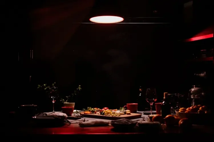 美食博主被曝人设造假，后厨摆拍全程幕后揭秘 - 51吃瓜黑料实锤配图